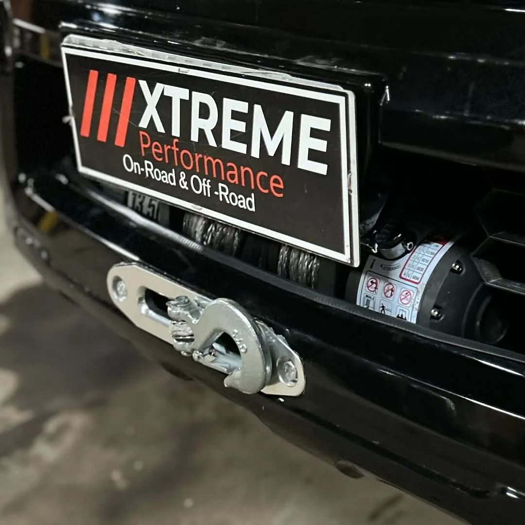 Guincho e base fabricada instalados na dianteira de um 4x4 preparado